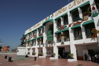 La fachada de la Presidencia Municipal de Tuxtla luce los caros y ostentosos adornos navideños en su fachada, la cual no puede ser disfrutada por los tuxtlecos debido a las instalaciones del Mercado Temporal ubicado en la Plaza Central.