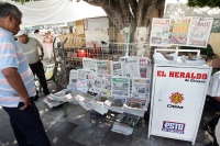 Tuxtla Gutiérrez. 7 de diciembre. A pesar de la orden “superior” de que las publicaciones no oficiales y críticas no sean vendidas en los puestos de periódicos ni repartidos por los voceadores, estos siguen llamando la atención de los lectores, quienes lo