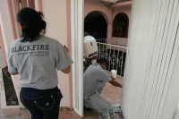 Tuxtla Gutiérrez, 1 de diciembre. La empresa minera Black Fire se encuentra remodelando sus oficinas ubicadas en la colonia Las Arboledas de esta ciudad después de los hechos violentos de Chicomuselo negando la comunicación a reporteros y medios de comuni