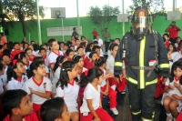Roberto Martínez, Comandante de Bomberos de Nogales, Sonora vista Tuxtla para impartir cursos a estudiantes para la prevención de incendios ya que varias ONGs califican a Chiapas como el primer lugar en accidentes y en numero de victimas por quemaduras.