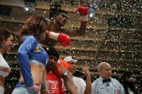 El campeón mundial de la FIB Federación Mundial de Box Cristóbal El Lacandón Cruz retiene el titulo después de decretarse el empate técnico en la pelea sostenida ante el retador Ricardo El Piolo Castillo, después de que el campeón recibiera un segundo cab