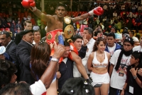 El campeón mundial de la FIB Federación Mundial de Box Cristóbal El Lacandón Cruz retiene el titulo después de decretarse el empate técnico en la pelea sostenida ante el retador Ricardo El Piolo Castillo, después de que el campeón recibiera un segundo cab