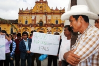 San Cristóbal de Las Casas, Chiapas, México, 15 de dic. de 2009. Desplazados internos OCEZ-región Carranza, desde la plaza De la resistencia (antes Catedral) en esta Ciudad.   Lic. José Tanus Piñasoria,  Subsecretario de Relaciones Políticas.  Con la fina