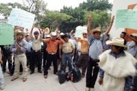 Tuxtla Gutiérrez, 1 de diciembre. Indígenas de las comunidades de los altos de Chiapas, toman las oficinas de la CDI en esta ciudad, debido a los problemas internos de los trabajadores de esta comisión, manifestando su apoyo a Jesús Caridad, quien funge c