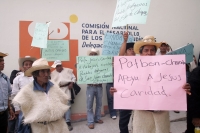 Tuxtla Gutiérrez, 1 de diciembre. Indígenas de las comunidades de los altos de Chiapas, toman las oficinas de la CDI en esta ciudad, debido a los problemas internos de los trabajadores de esta comisión, manifestando su apoyo a Jesús Caridad, quien funge c