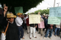 Tuxtla Gutiérrez, 1 de diciembre. Indígenas de las comunidades de los altos de Chiapas, toman las oficinas de la CDI en esta ciudad, debido a los problemas internos de los trabajadores de esta comisión, manifestando su apoyo a Jesús Caridad, quien funge c