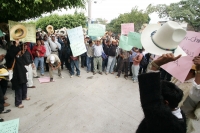 Tuxtla Gutiérrez, 1 de diciembre. Indígenas de las comunidades de los altos de Chiapas, toman las oficinas de la CDI en esta ciudad, debido a los problemas internos de los trabajadores de esta comisión, manifestando su apoyo a Jesús Caridad, quien funge c