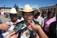 San Cristóbal de las Casas. 23 de diciembre. El Chema y los miembros de la OCEZ región Carranza levantan el platón que sostenÃan en la Plaza de la Paz para continuar con las negociaciones de distensión en las comunidades de Venustiano Carranza. San Cristóbal de las Casas. 23 de diciembre. El Chema y los miembros de la OCEZ región Carranza levantan el platón que sostenÃan en la Plaza de la Paz para continuar con las negociaciones de distensión en las comunidades de Venustiano Carranza.