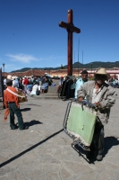 San Cristóbal de las Casas. 23 de diciembre. El Chema y los miembros de la OCEZ región Carranza levantan el platón que sostenían en la Plaza de la Paz para continuar con las negociaciones de distensión en las comunidades de Venustiano Carranza.