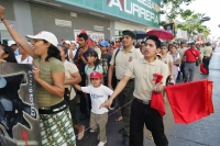 A diferencia de las manifestaciones de Fe protestantes de otras ocasiones, en esta ocasión la reunión evangélica de este domingo estuvo caracterizada por un fuerte motivo militar donde los símbolos de guerra en uniformes y en las banderas estuvieron prese