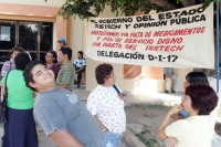 Tuxtla Gutiérrez, 3 de diciembre. Trabajadores de varias escuelas primarias, se manifiestan en las instalaciones del ISSTECH del libramiento norte, donde exigieron que se regularicen los servicios médicos y que sean transparentados los recursos destinados