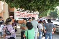 Tuxtla Gutiérrez, 3 de diciembre. Trabajadores de varias escuelas primarias, se manifiestan en las instalaciones del ISSTECH del libramiento norte, donde exigieron que se regularicen los servicios médicos y que sean transparentados los recursos destinados