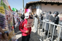 Organizaciones sociales que protestan en contra de las empresas mineras canadienses en Chiapas, se manifestaron en la ciudad de San Cristóbal de las Casas para tratar de entrevistarse con la Gobernadora General de Canadá durante su visita a este estado de