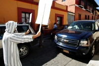 Organizaciones sociales que protestan en contra de las empresas mineras canadienses en Chiapas, se manifestaron en la ciudad de San Cristóbal de las Casas para tratar de entrevistarse con la Gobernadora General de Canadá durante su visita a este estado de