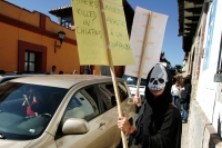 Organizaciones sociales que protestan en contra de las empresas mineras canadienses en Chiapas, se manifestaron en la ciudad de San Cristóbal de las Casas para tratar de entrevistarse con la Gobernadora General de Canadá durante su visita a este estado de