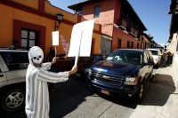 Organizaciones sociales que protestan en contra de las empresas mineras canadienses en Chiapas, se manifestaron en la ciudad de San Cristóbal de las Casas para tratar de entrevistarse con la Gobernadora General de Canadá durante su visita a este estado de