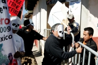 Organizaciones sociales que protestan en contra de las empresas mineras canadienses en Chiapas, se manifestaron en la ciudad de San Cristóbal de las Casas para tratar de entrevistarse con la Gobernadora General de Canadá durante su visita a este estado de
