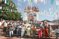 Familias de la comunidad de Chiapa de Corzo, se santiguan y limpian enfermedades y males durante la ceremonia de inicio del Recorrido de la Topada de la Flor, donde los jóvenes chiapacorceños recorren la depresión central y los altos de Chiapas para recol