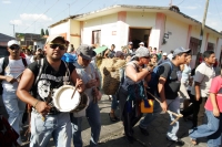 Familias de la comunidad de Chiapa de Corzo, se santiguan y limpian enfermedades y males durante la ceremonia de inicio del Recorrido de la Topada de la Flor, donde los jóvenes chiapacorceños recorren la depresión central y los altos de Chiapas para recol