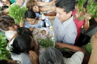 Familias de la comunidad de Chiapa de Corzo, se santiguan y limpian enfermedades y males durante la ceremonia de inicio del Recorrido de la Topada de la Flor, donde los jóvenes chiapacorceños recorren la depresión central y los altos de Chiapas para recol