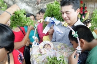 Familias de la comunidad de Chiapa de Corzo, se santiguan y limpian enfermedades y males durante la ceremonia de inicio del Recorrido de la Topada de la Flor, donde los jóvenes chiapacorceños recorren la depresión central y los altos de Chiapas para recol