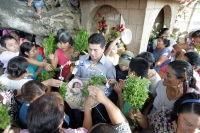 Familias de la comunidad de Chiapa de Corzo, se santiguan y limpian enfermedades y males durante la ceremonia de inicio del Recorrido de la Topada de la Flor, donde los jóvenes chiapacorceños recorren la depresión central y los altos de Chiapas para recol