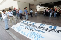 Tuxtla Gutiérrez. 7 de diciembre. La OPECH Organización Popular del Estado de Chiapas, realizo una protesta la mañana de este lunes en las instalaciones del Congreso del Estado y en las Instalaciones del Edificio de Gobierno Estatal para manifestar su inc