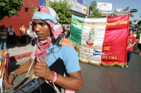 Tuxtla Gutiérrez, 6 de diciembre. Diferentes grupos de peregrinos continúan llegando a la parroquia de Guadalupe en esta ciudad. Vestidos a la usanza chiapaneca, bailan y cantan ofreciendo el recorrido a la patrona de México.