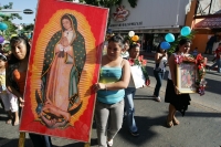 Tuxtla Gutiérrez, 6 de diciembre. Diferentes grupos de peregrinos continúan llegando a la parroquia de Guadalupe en esta ciudad. Vestidos a la usanza chiapaneca, bailan y cantan ofreciendo el recorrido a la patrona de México.
