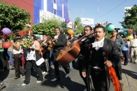 Tuxtla Gutiérrez, 6 de diciembre. Diferentes grupos de peregrinos continúan llegando a la parroquia de Guadalupe en esta ciudad. Vestidos a la usanza chiapaneca, bailan y cantan ofreciendo el recorrido a la patrona de México.