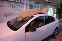 Un inocente dejó estacionado su vehiculo en el portón de un vecino de la colonia  maya, por lo que fue decorado con basura en menos de 15 minutos.